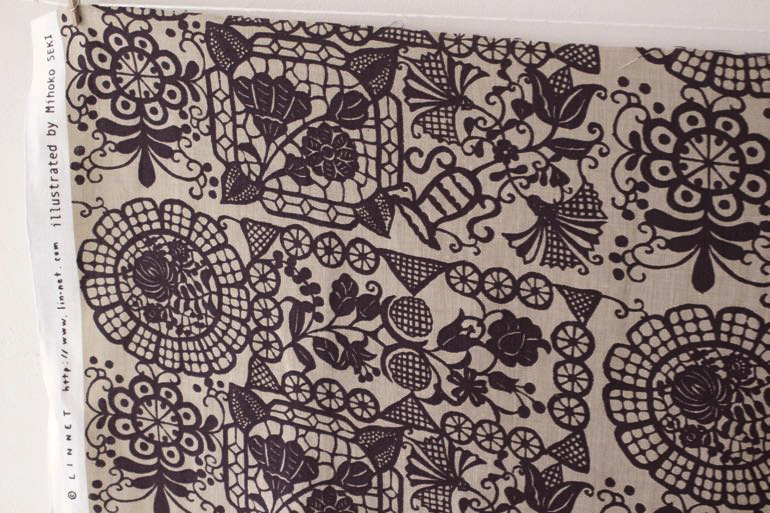 LINNETリネンプリント <br />
        ルーマニアのテーブル　ナツメグ